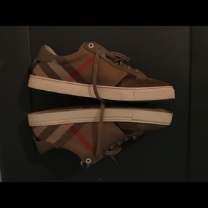 SIZE US 10 BURBERRY LACE UPS.